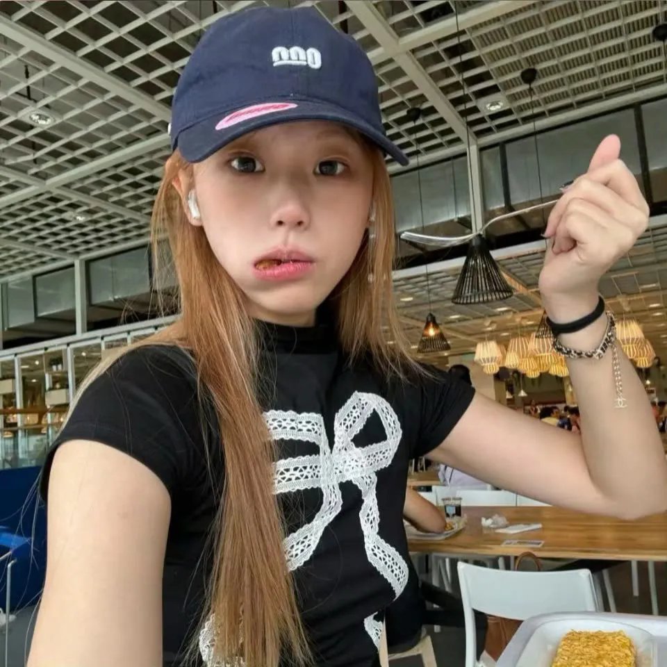 飞女黛丝封面