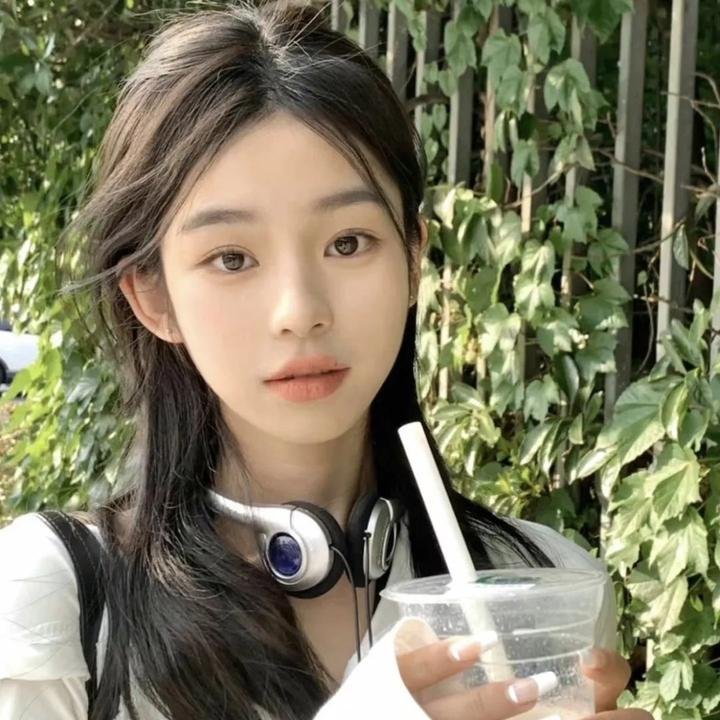隔壁墓园的男孩封面